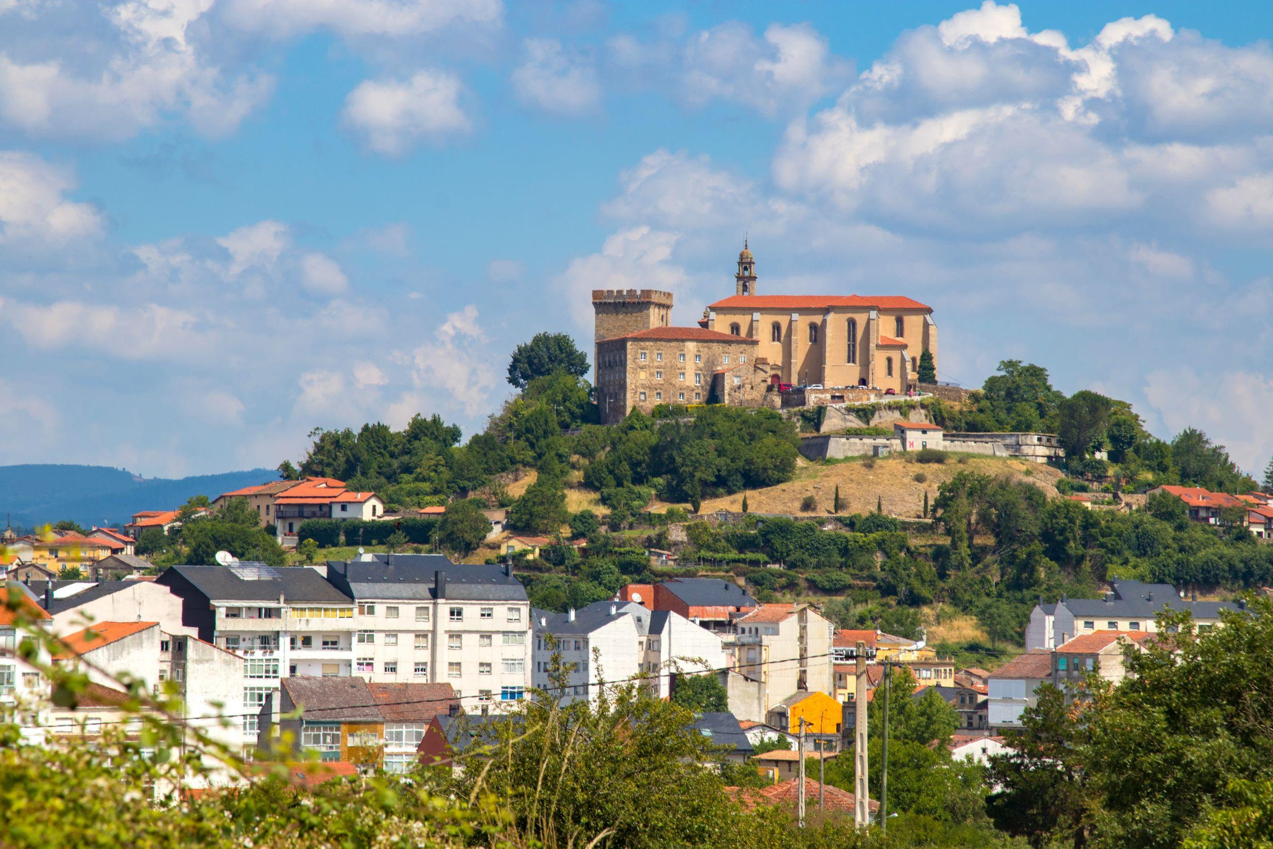 Vista del conjunto monumental de San Vicente del Pino, en Monforte de Lemos. Foto: Shutterstock