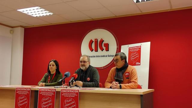 El secretario nacional de CIG-Saúde, Manuel González Moreira, junto a Lucía Peón y Xavier Alvedro, en la sede del sindicato en Galicia