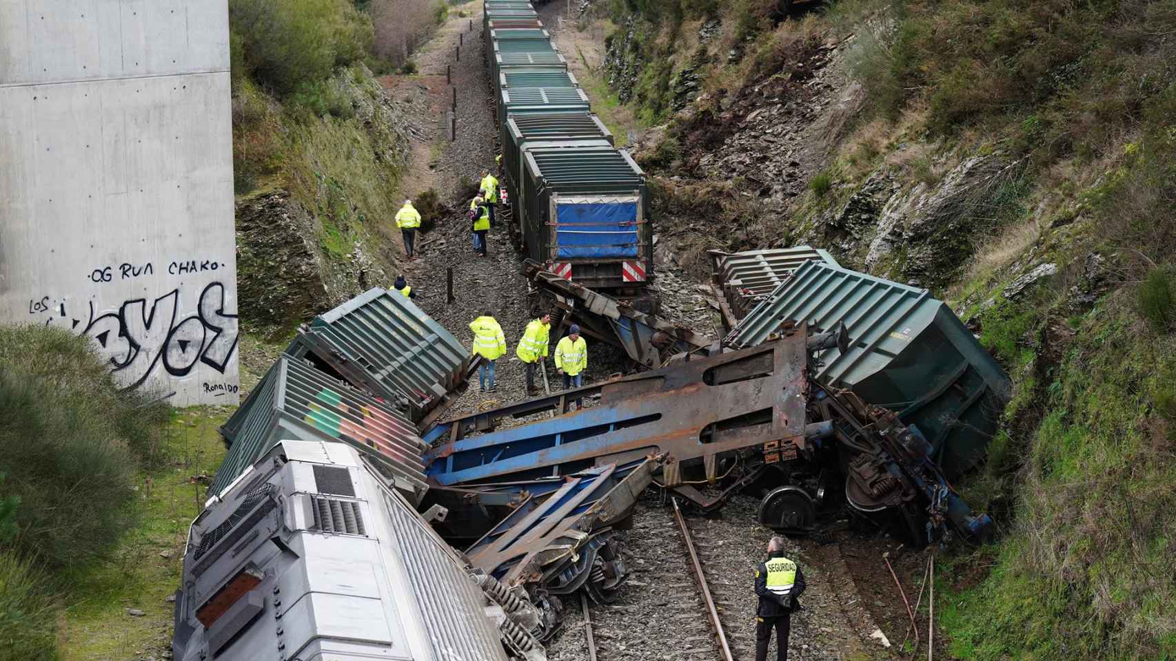 Varios operarios realizan las labores de retirada en el tren accidentado.