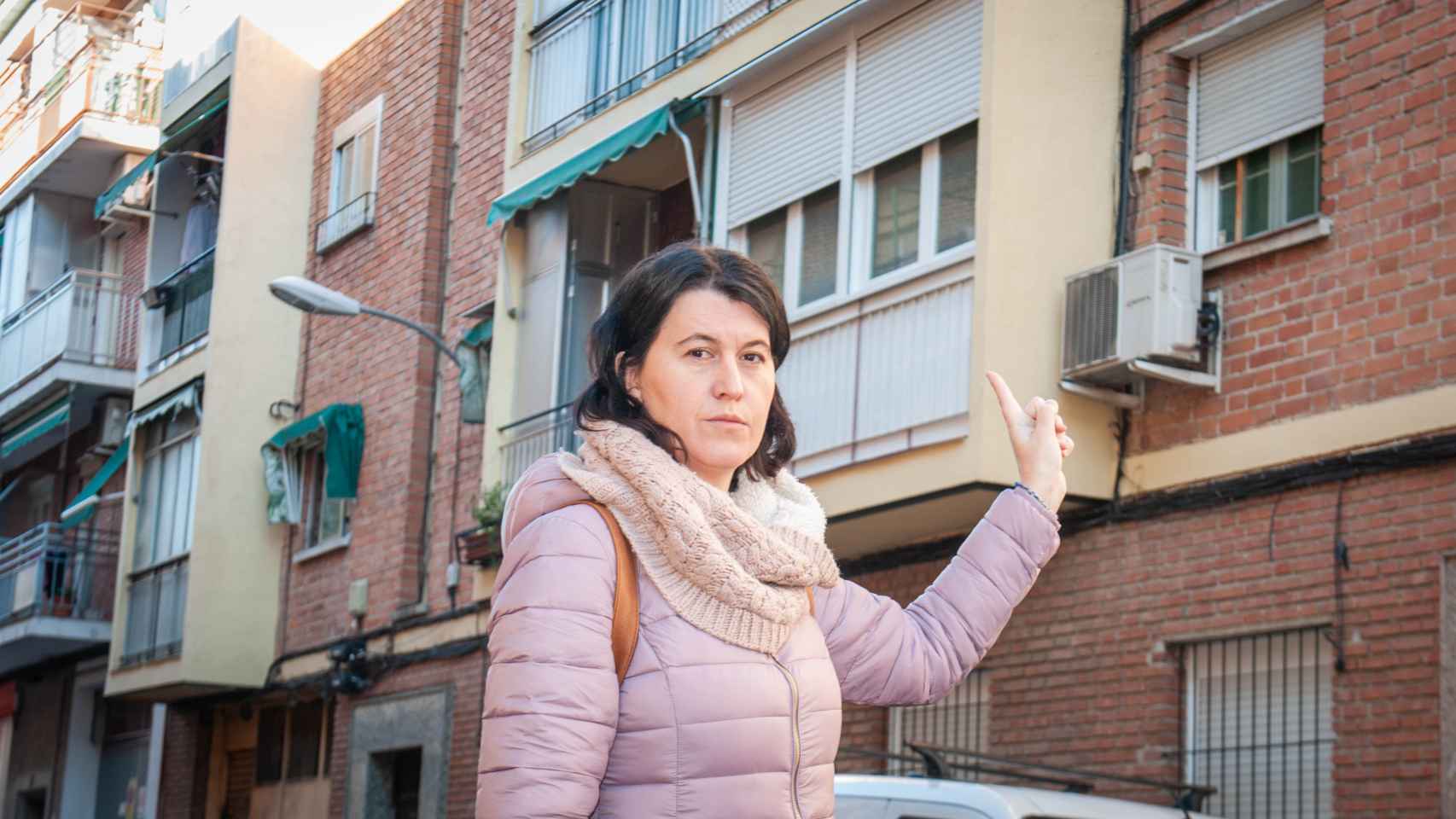 Yolanda señala la casa okupada, en el número 35 de la calle Ignacio Santos Vinuelas, en Villaverde.