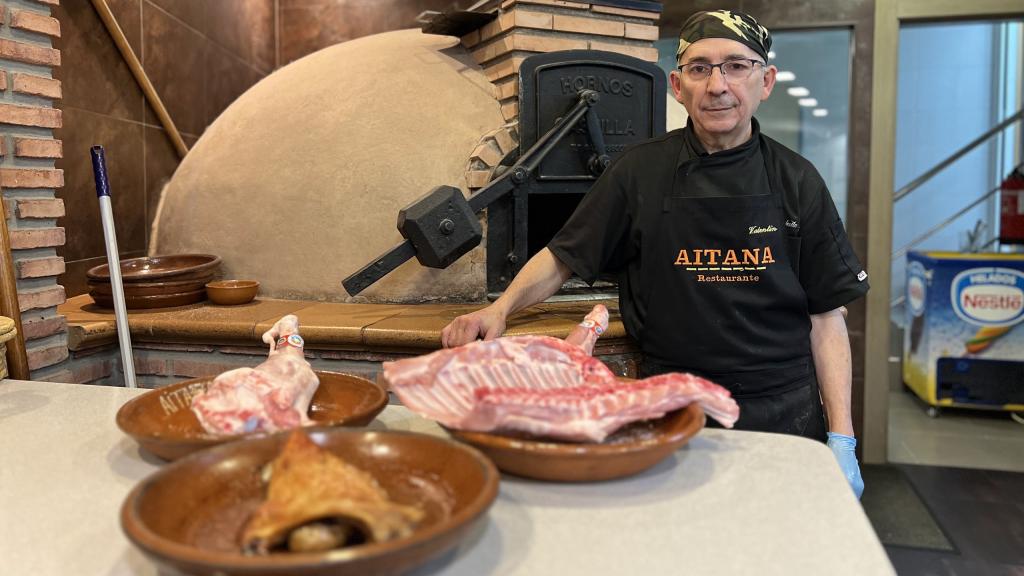 Valentín con el lechazo y el horno de leña en Restaurante Aitana