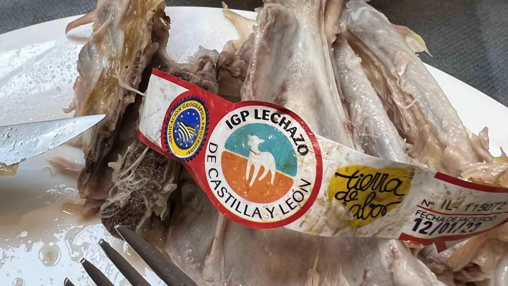 La etiqueta que identifica la IGP lechazo de Castilla y León