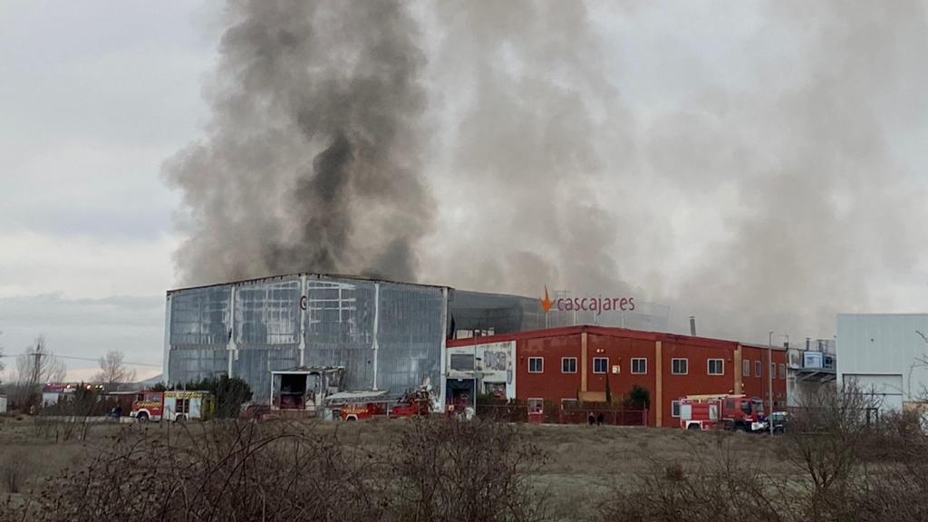 Arde la fábrica de Cascajares en Dueñas