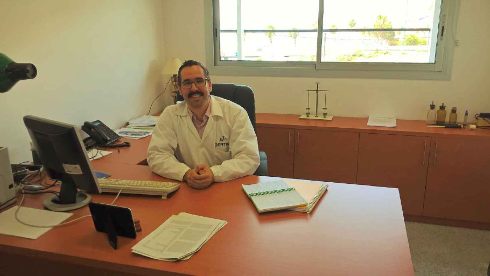 El profesor de Toxicología Luis Alberto Henríquez en su despacho.