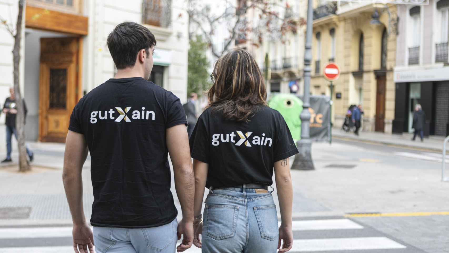 Miembros de la startup en las calles de Valencia.