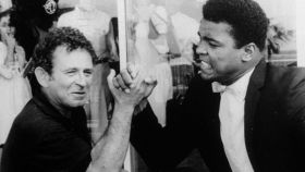 El escritor Norman Mailer (i), en un pulso con el boxeador Mohamed Ali (d)