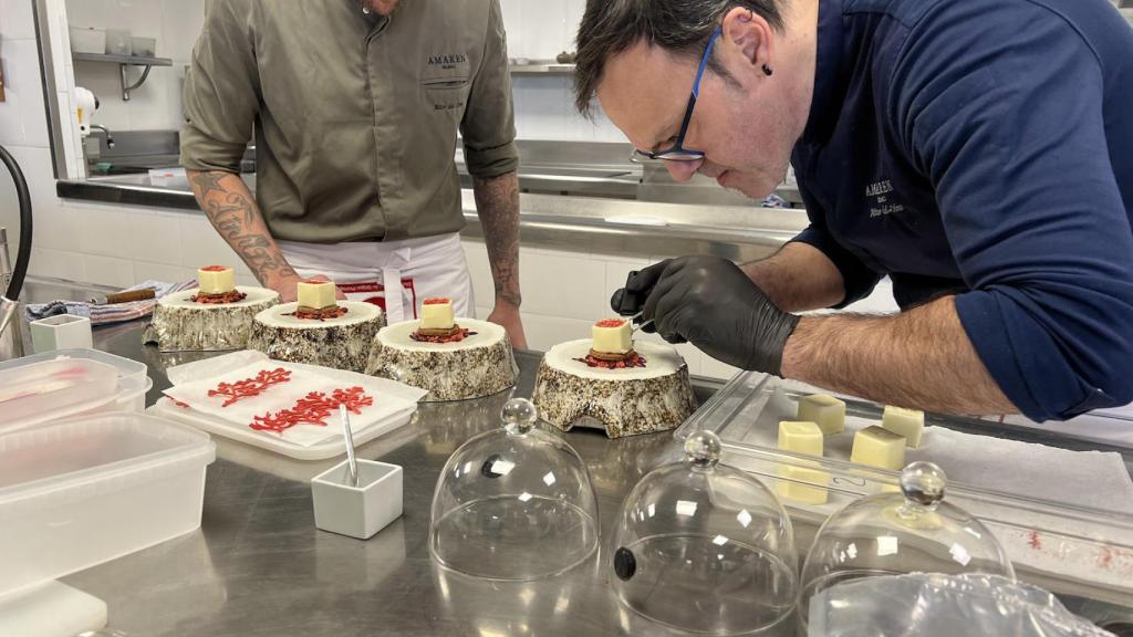 Dos de los chefs elaborando su plato.