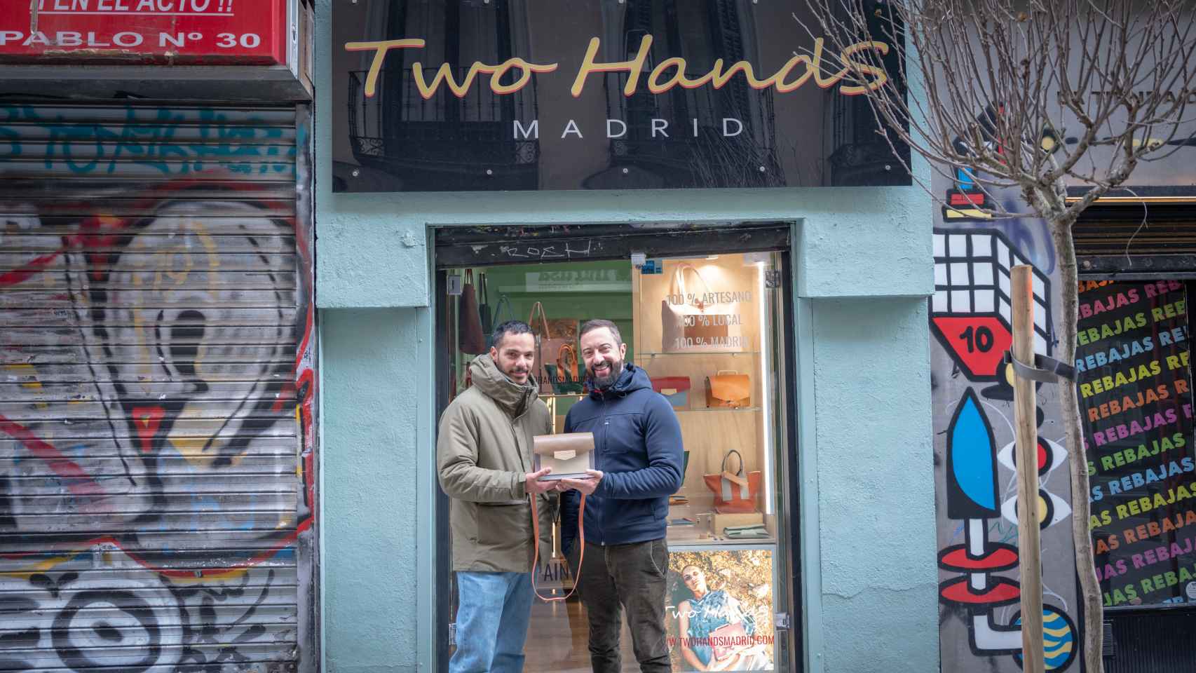 Exterior de Two Hands Madrid y sus dueños.