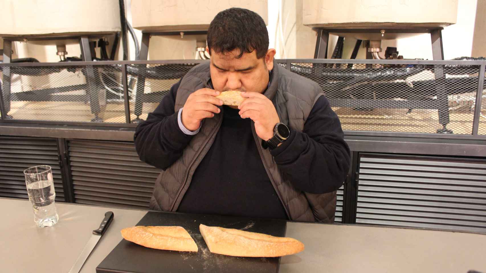 El maestro panadero John Torres, oliendo la barra de pan de Lidl durante el análisis.