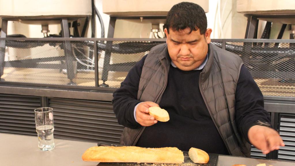 John Torres, observando el pan de Alcampo durante la cata.