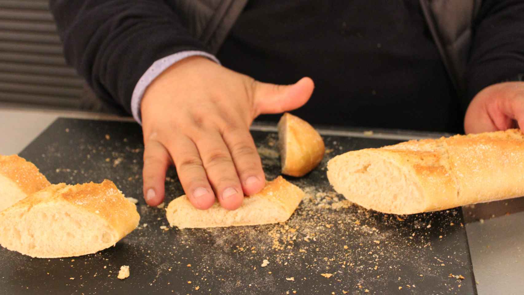 El maestro panadero Torres, aplastando un trozo del pan de Carrefour para comprobar que vuelve a su posición original.