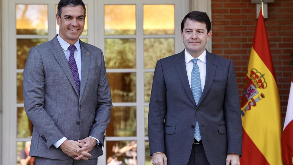 El presidente del Gobierno, Pedro Sánchez, y el jefe del Ejecutivo autonómico, Alfonso Fernández Mañueco, durante un encuentro en julio de 2022.