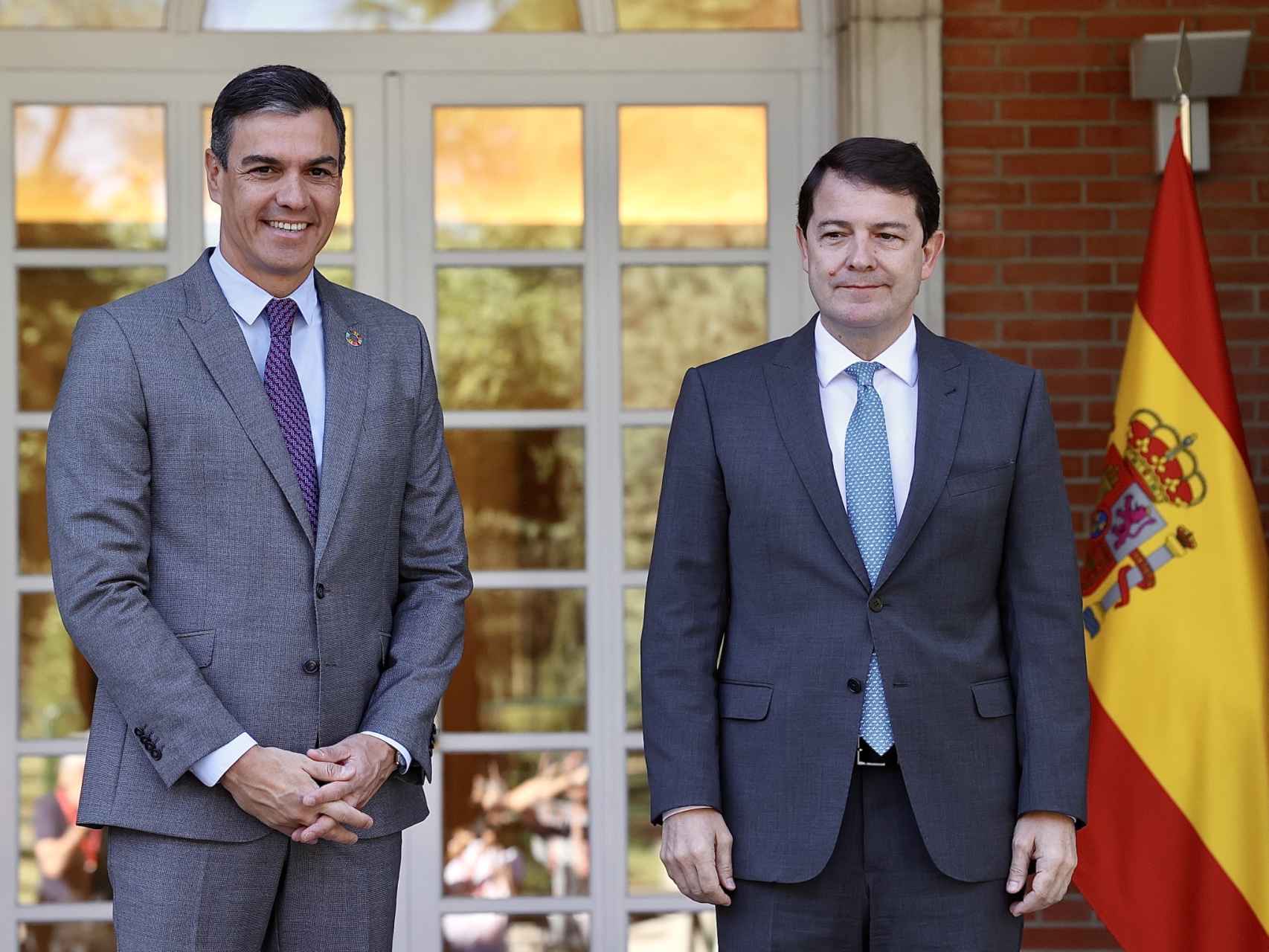 El presidente del Gobierno, Pedro Sánchez, y el jefe del Ejecutivo autonómico, Alfonso Fernández Mañueco, durante un encuentro en julio de 2022.