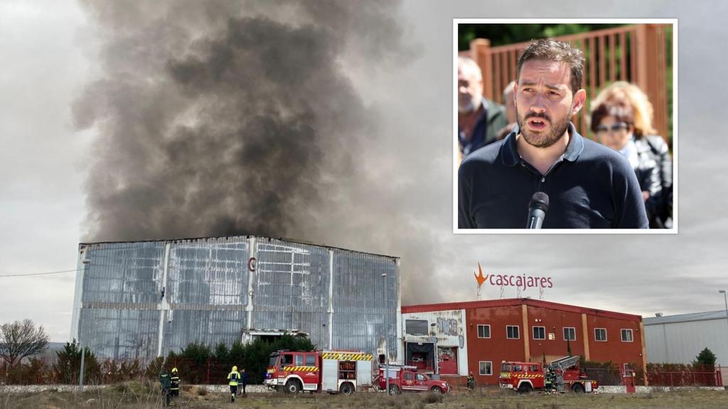 Imagen del incendio de la fábrica de Cascajares y el alcalde de Dueñas, Miguel Ángel Blanco Pastor.