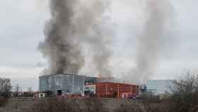 Arde la fábrica de Cascajares en Dueñas (Palencia)
