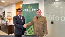Firma del convenio entre Caja Rural de Soria y la Asociación Retógenes de Navaleno