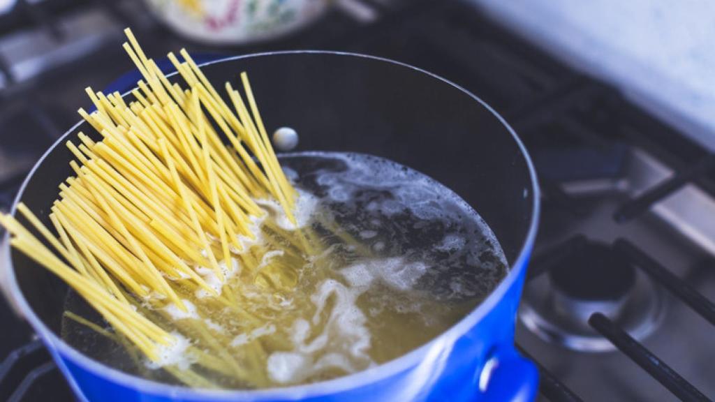 Descubre el truco para que el agua hirviendo no se derrame de tu olla.