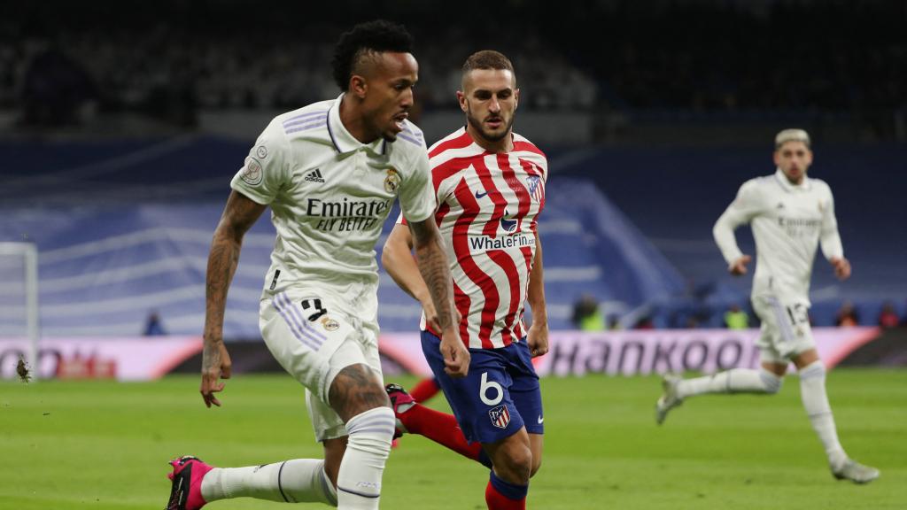 Eder Militao, conduciendo el balón ante Koke Resurrección durante el Derbi madrileño