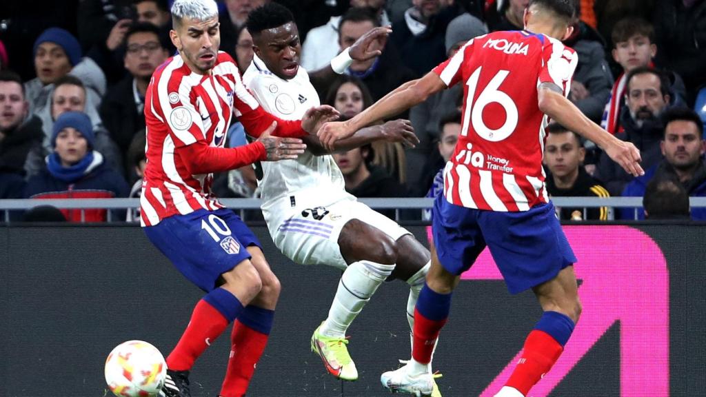 Vinicius Júnior, sufriendo las faltas de Correa y Nahuel Molina en el Derbi madrileño