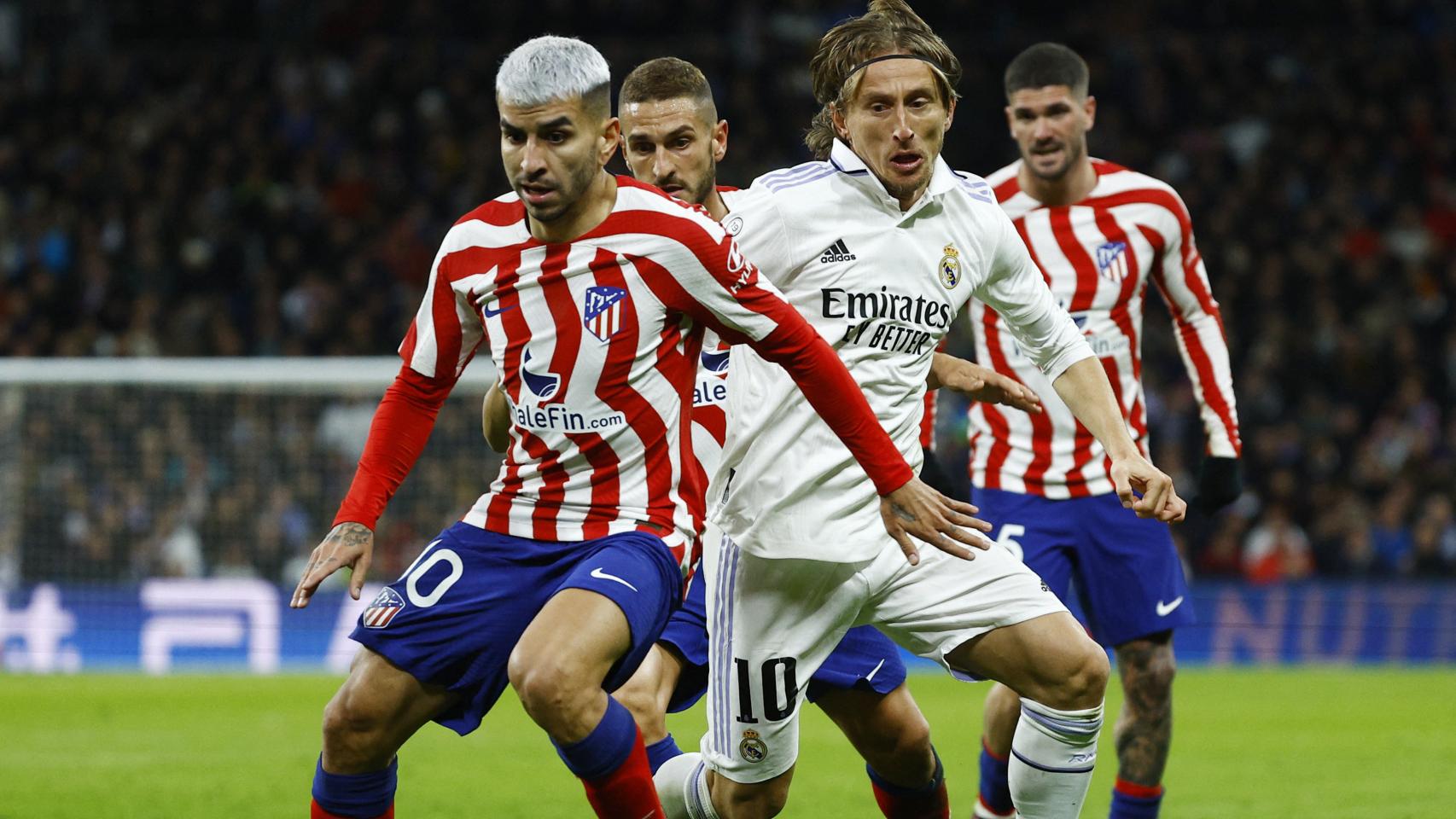 Ángel Correa y Luka Modric, luchando por la posesión en el Derbi madrileño de la Copa del Rey 2022/2023