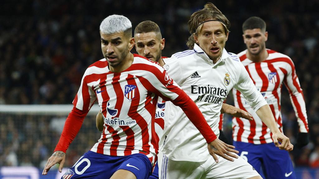 Ángel Correa y Luka Modric, luchando por la posesión en el Derbi madrileño de la Copa del Rey 2022/2023