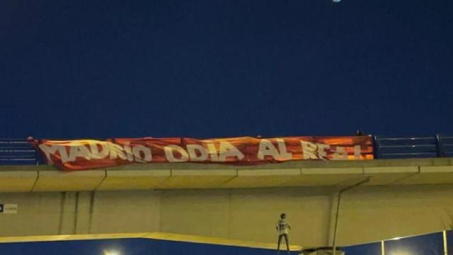 El muñeco de Vinicius, colgado de un puente junto a la pancarta.