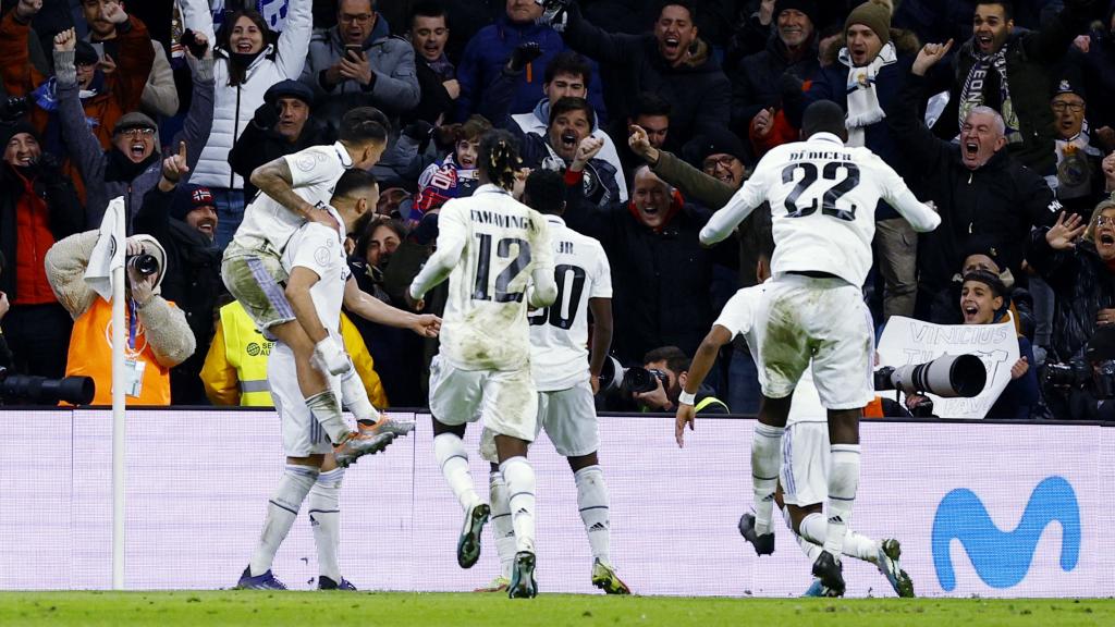 Los jugadores del Real Madrid celebran un gol ante el Atlético de Madrid.