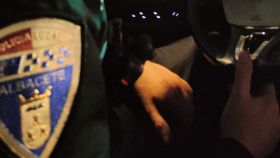 Un policía local de Albacete en el interior de un coche patrulla.