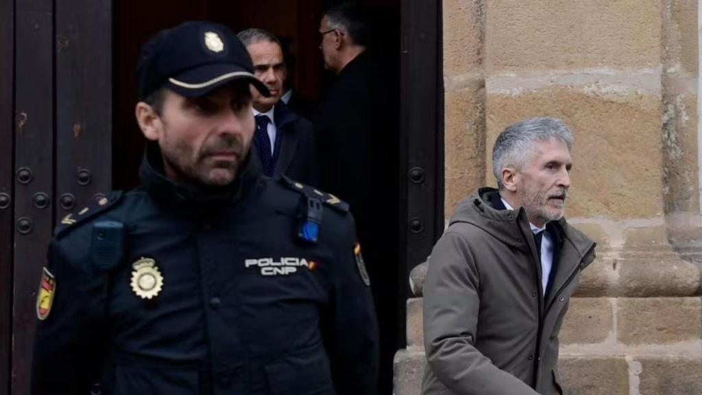 El ministro de Interior, Fernando Grande-Marlaska, saliendo esta tarde de la Iglesia de La Palma, en Algeciras.