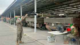 Labores de mantenimiento de uno de los tanques de combate Leopard que posee el Ejército español.