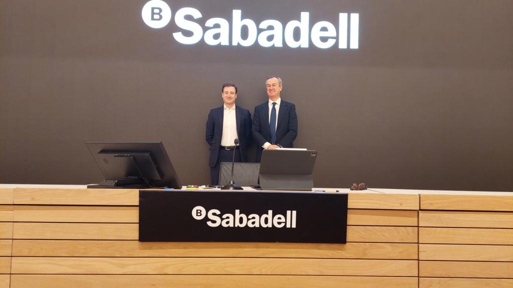 Leopoldo Alvear, director financiero de Sabadell, y César González-Bueno, consejero delegado, durante una presentación de resultados.