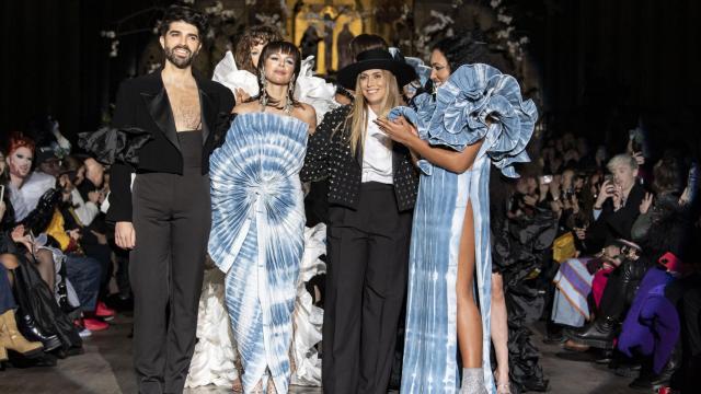 Juana Martín, tras su desfile parisino, rodeada de sus modelos.