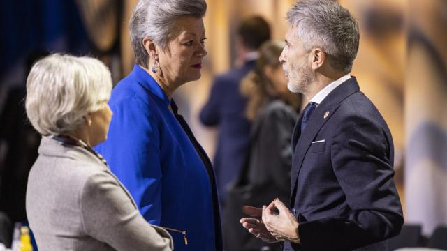 Fernando Grande-Marlaska conversa con la comisaria de Interior, Ylva Johansson, antes de viajar a Algeciras