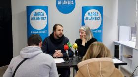 El candidato a la alcaldía de la Marea, Xan Xove, y la portavoz del partido, María García, en rueda de prensa.