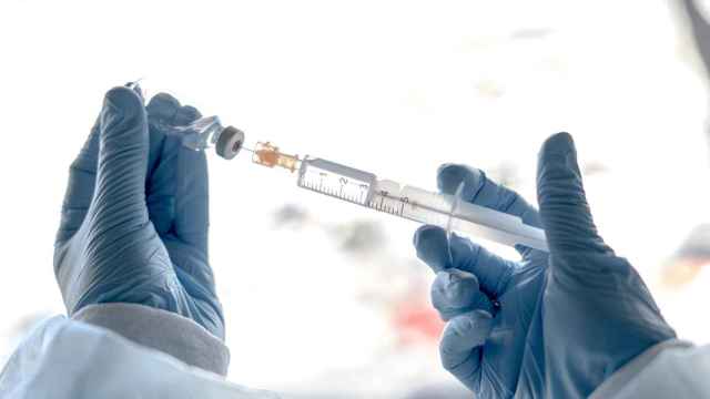Un investigador manipula una vacuna.