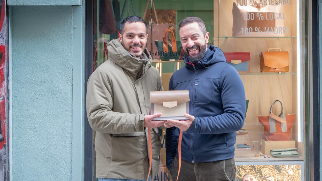 Carlos Marcano y Roberto Corrente sujetando el bolso de Ayuso.