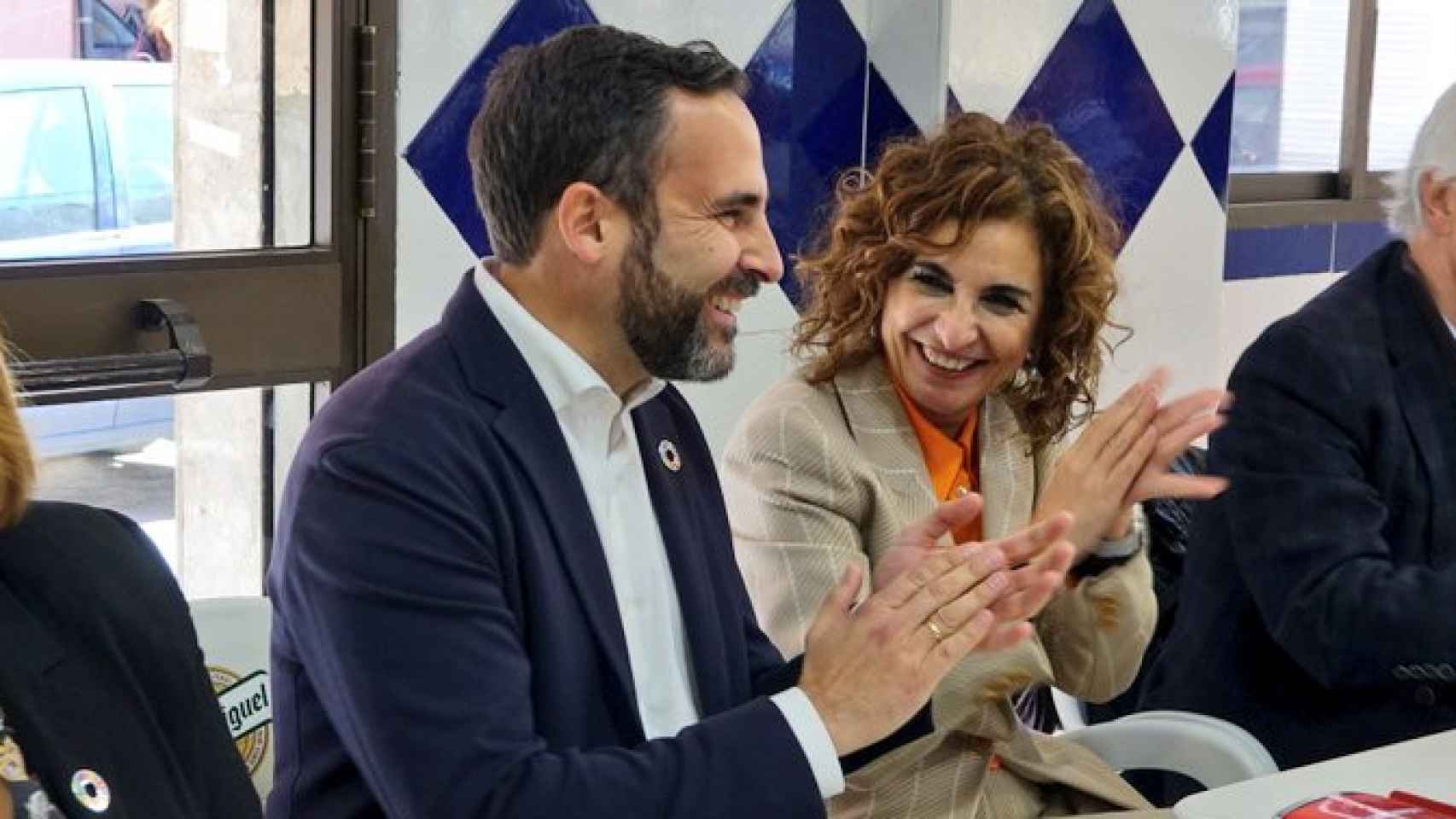 El candidato a la Alcaldía, Daniel Pérez, junto a la ministra María Jesús Montero.