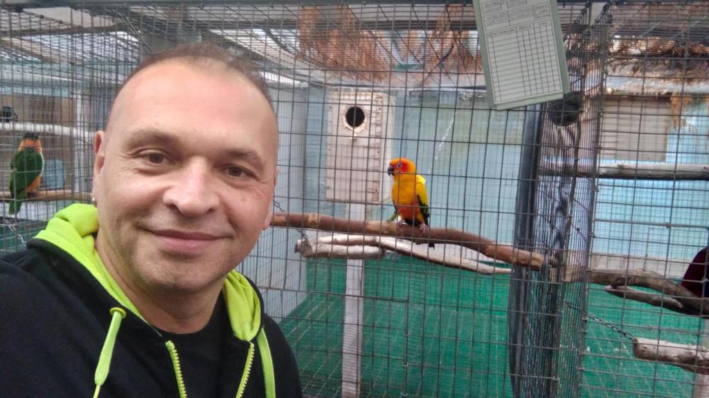 Emilio junto a una de sus aves exóticas.