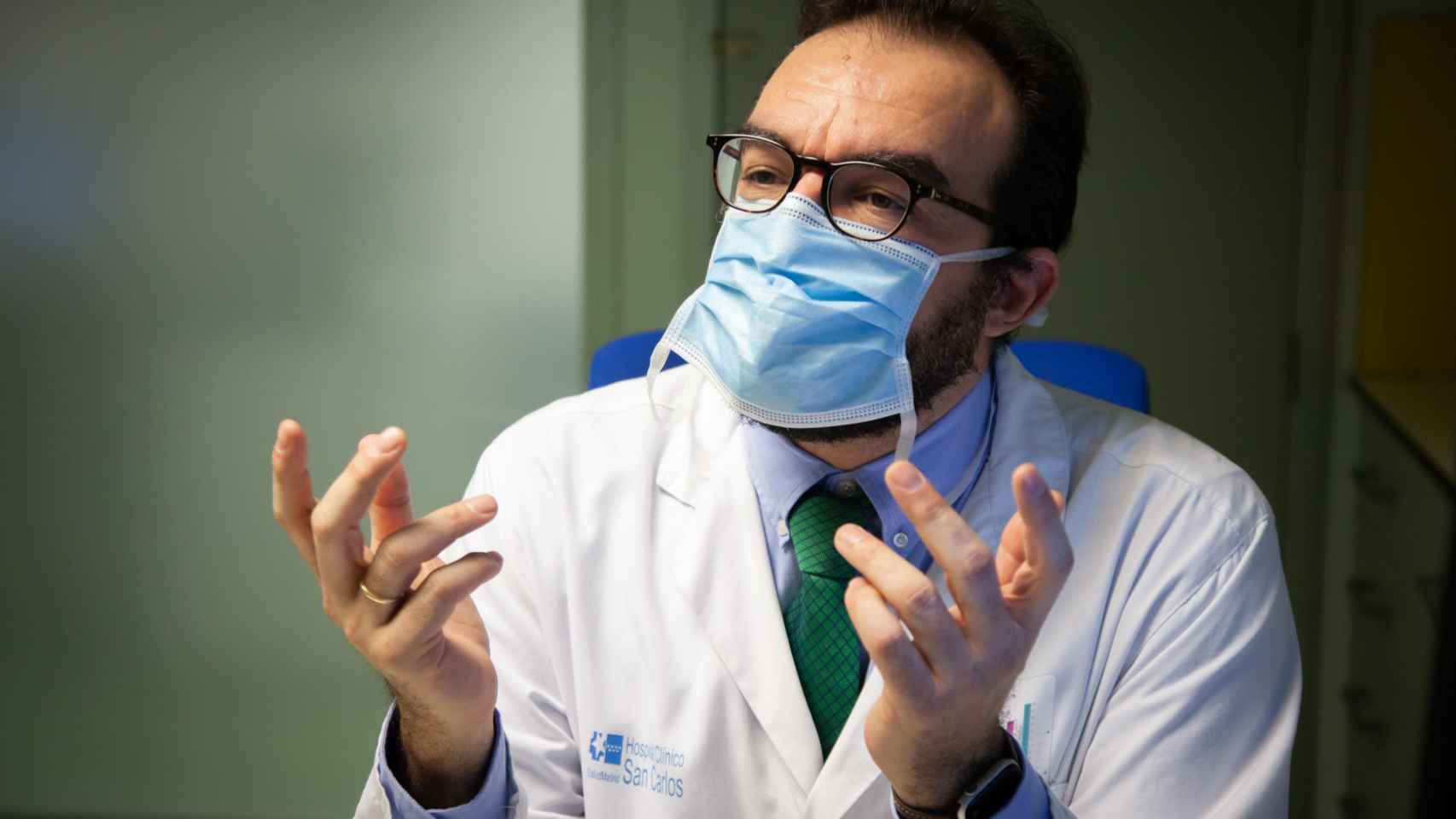 García Donaire atiende a EL ESPAÑOL en su consulta del Hospital Clínico San Carlos.