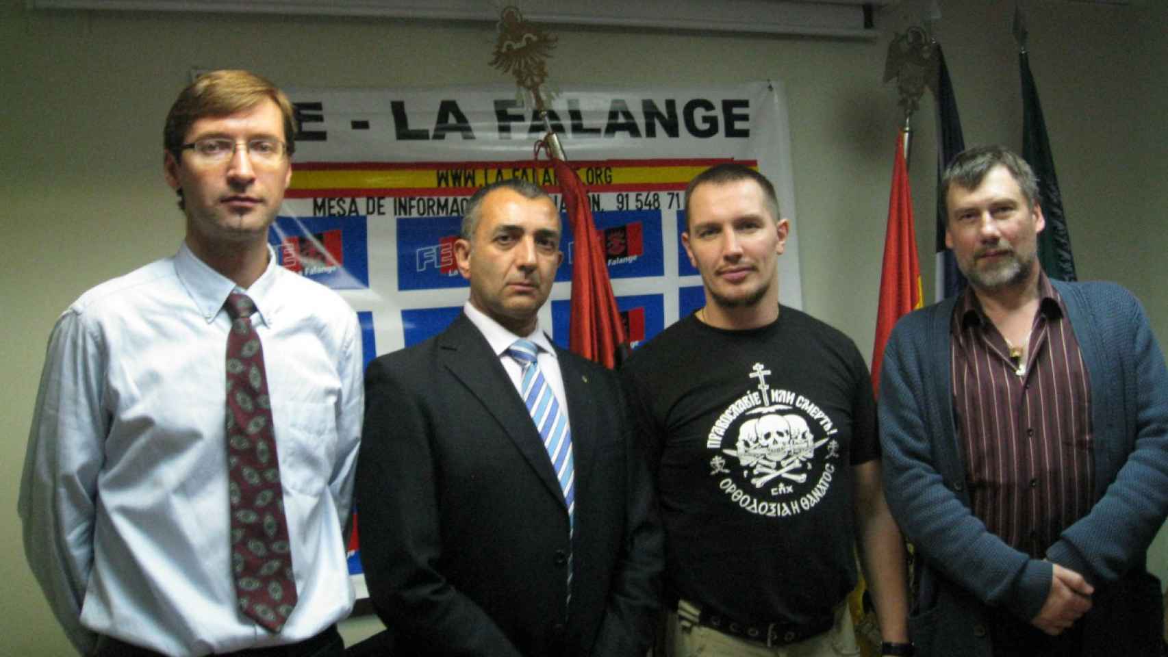 A la izquierda, Stanislav Shevchuk en la sede de La Falange, en 2015. A su lado, Manuel Andrino. A la derecha, Stanislav Vorovyov, líder del MIR reclamado como terrorista por EEUU. Redes S