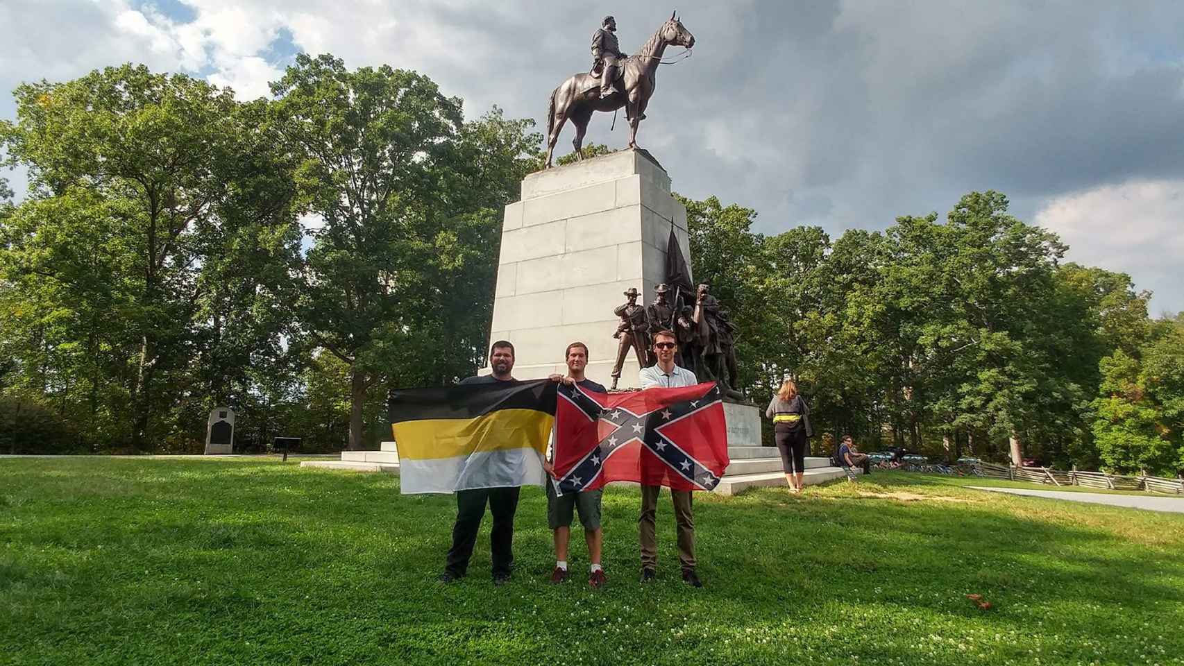 Shevchuk, a la derecha, bajo un monumento confederado posa en una visita a USA junto a Matthew Heimbach, izquierda, antiguo supremacista blanco reconvertido en nacional bolchevique. Redes