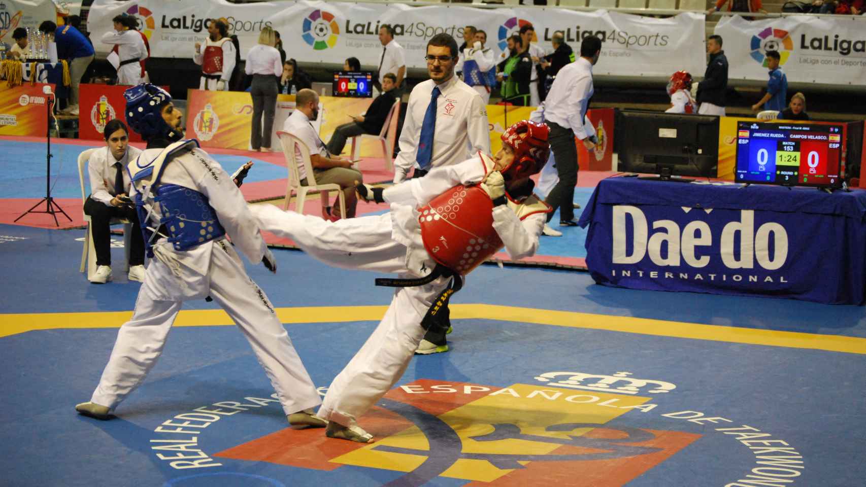 Óscar Campos (rojo) durante una competición.