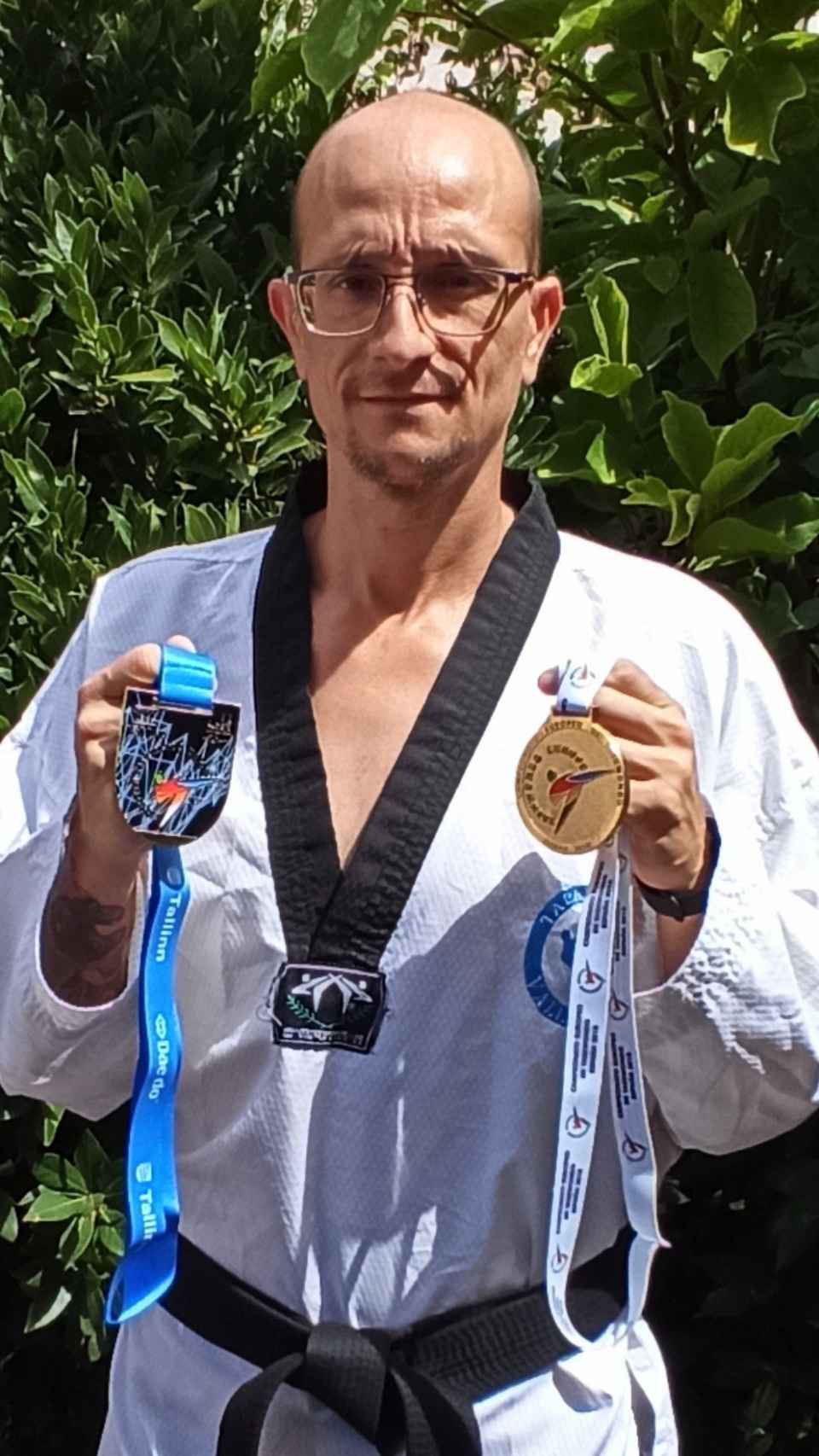 Óscar Campos con dos de sus medallas.