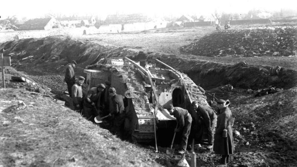 Soldados alemanes capturando un carro británico Mark IV atsacado en el barro, en la batalla de Cambrai, Francia, 1917.