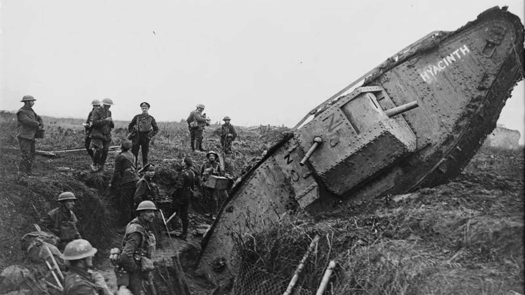 Mark IV varado en una trinchera durante la batalla de Cambrai, Francia, 1917.