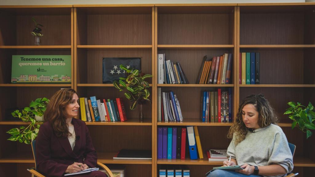 Desde la Asamblea de Madrid, Mónica García mantiene una charla con Irene Pérez, periodista de El Español.