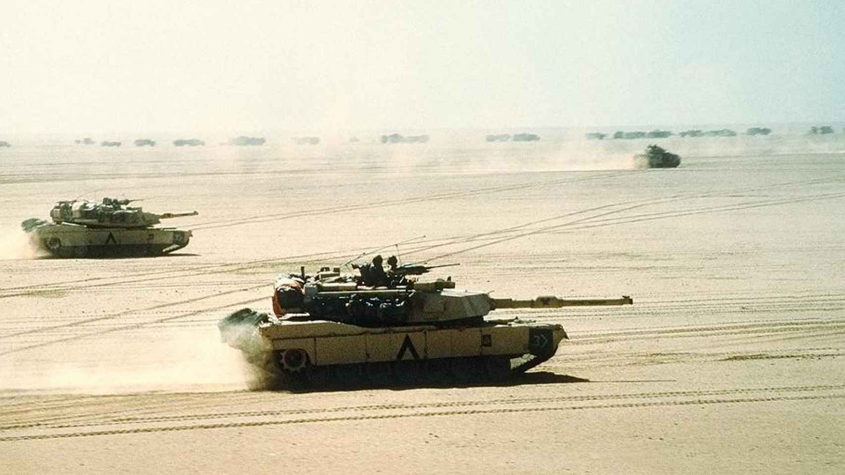M1A1 Abrams estadounidenses en el desierto en la Primera Guerra del Golfo.