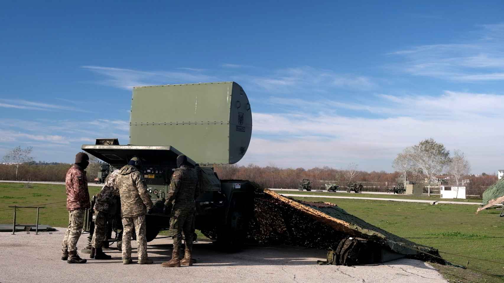 Un radar de detección para cota baja del sistema de misiles antiáreos Hawk, en la base sevillana de El Copero.