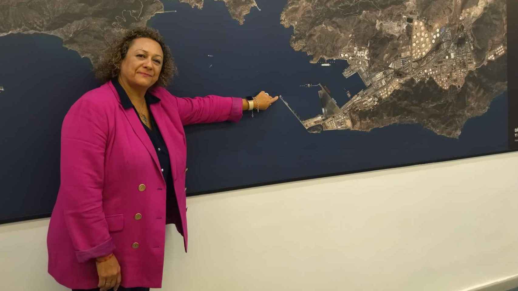 Muñoz, señalando la ubicación de la dársena de Escombreras, en una entrevista para Invertia, en agosto de 2022..