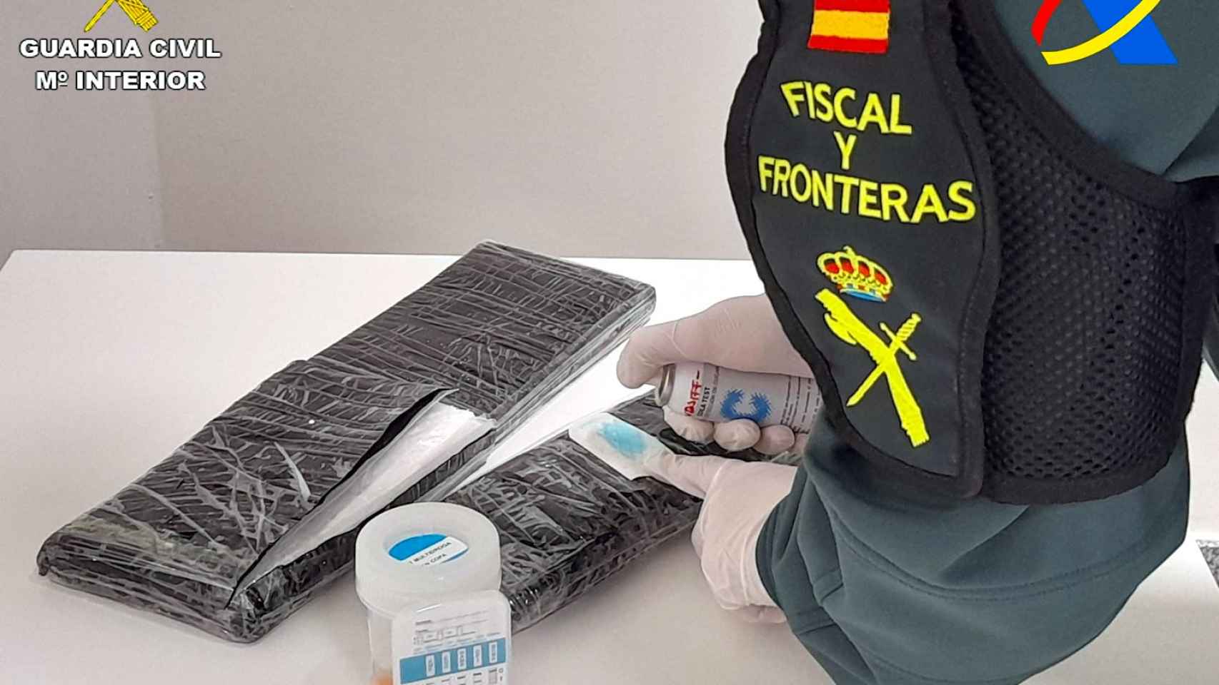 Las planchas de cocaína encontradas en el doble fondo de la maleta con destino Alicante.